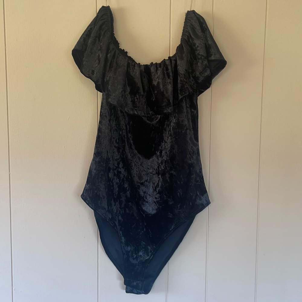 No Comment Black Velvet Off the Shoulder Clasp Body Suit Size Large